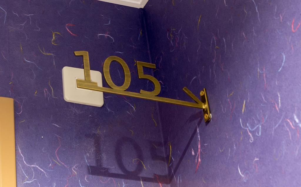 Suzakukan Suzaku Crossing Kyoto Exterior photo The 105 logo on the wall of the club