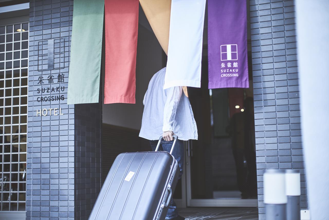 Suzakukan Suzaku Crossing Kyoto Exterior photo A woman with a suitcase at the Suzhou Creek crossing